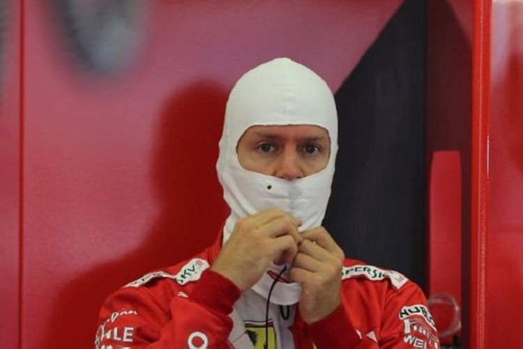 Pebalap Ferrari asal Jerman, Sebastian Vettel, jelang sesi latihan bebas GP Bahrain di Sirkuit Internasional Sakhir, 29 Maret 2019. 