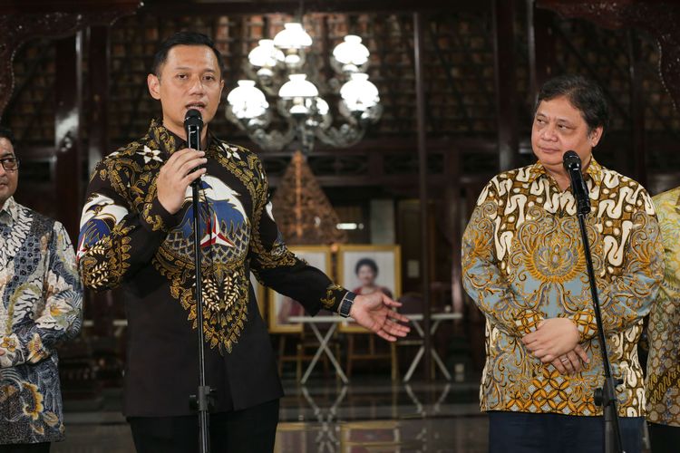 Ketua Umum Partai Demokrat Agus Harimurti Yudhoyono saat memberikan keterangan pers seputar pertemuan dengan Ketua Umum Partai Golkar Airlangga Hartarto di kediaman Ketua Majelis Tinggi Partai Demokrat Susilo Bambang Yudhoyono di Puri Cikeas, Bogor, Sabtu (29/4/2023).