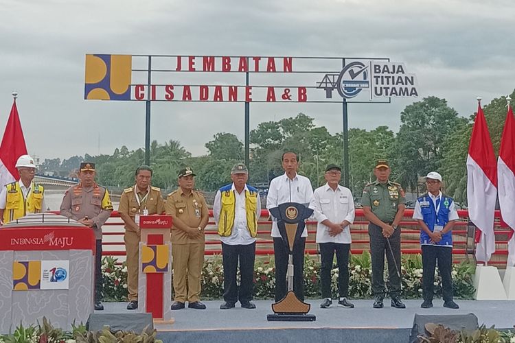 Presiden Joko Widodo saat meresmikan tiga Jembatan di Banten di lokasi peresmian Jembatan Cisadane A dan B, Kota Tangerang, Banten, Senin (8/1/2024).