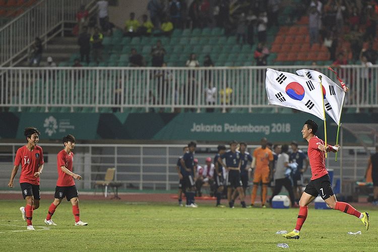 Selebrasi pesepak bola Korea Selatan Heung Min Son (kanan) seusai memenangkan pertandingan melawan tim sepak bola Jepang pada final sepak bola Asian Games 2018 di Stadion Pakan Sari Bogor, Jawa Barat, Sabtu (1/9/2018). Korea Selatan berhak atas medali emas setelah berhasil menundukkan Jepang dengan skor 2-1.