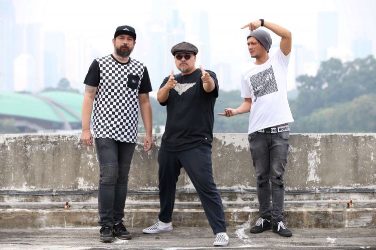 Personel NTRL Christopher Bollemeyer (kiri),  Bagus Danardana (tengah), dan Eno Gitara (kanan) berpose di sela-sela promo album terbaru NTRL di kanrot redaksi Kompas.com, Jakarta, (Senin (28/5/2018). Grup band yang dulunya bernama Netral itu menyajikan 26 lagu yang terdiri dari 7 lagu baru, serta 19 lagu hit mereka yang diaransemen ulang.