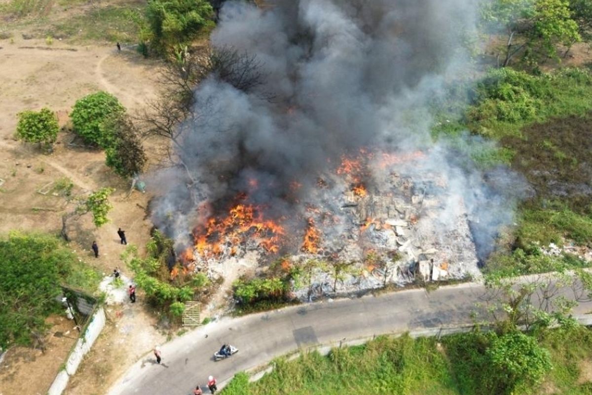 Penampakan kobaran api serta kepulan asap hitam yang mengepung Perumahan Lavon Swan City, Wanakerta, Sindangjaya, Kabupaten Tangerang pada Jumat (1/9/2023). Kepulan asap itu berasal pembakaran sampah liar yang menyebabkan kebakaran lapak barang bekas. 