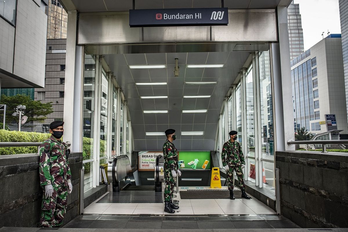 Prajurit TNI AD berjaga di depan pintu masuk Stasiun MRT Bundaran HI, Jakarta, Rabu (27/5/2020). TNI-Polri mulai Selasa (26/5) menggelar pendisiplinan protokol kesehatan di 1.800 titik sarana publik yang berada di empat provinsi dan 25 kabupaten/kota yang bertujuan untuk menegakkan disiplin dan protokol kesehatan masyarakat saat pelaksanaan aktivitas normal baru di tengah pandemi COVID-19. ANTARA FOTO/Aprillio Akbar/aww.