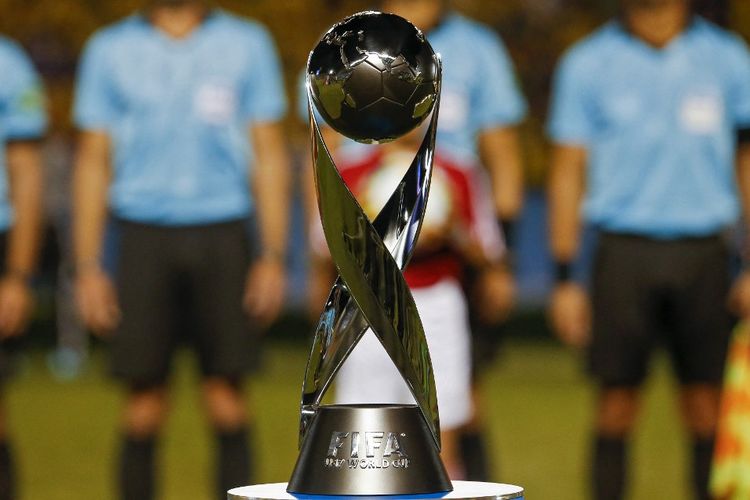 Ilustrasi trofi Piala Dunia U17. FIFA pada Jumat (23/6/2023) malam WIB resmi menunjuk Indonesia sebagai tuan rumah Piala Dunia U17 2023 menggantikan Peru. Undian atau drawing Piala Dunia U17 2023 Indonesia rencananya bakal dilaksanakan di Jakarta pada Agustus mendatang.