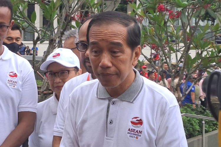 Presiden Joko Widodo (Jokowi) saat ditemui di kawasan Sarinah, Jakarta Pusat, Minggu (29/1/2023). 