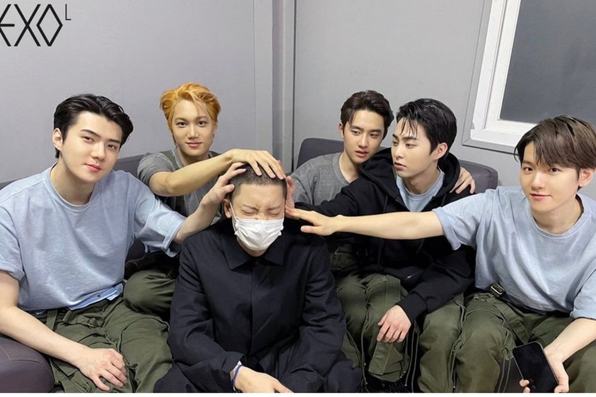 EXO bersama salah satu personelnya, Chanyeol yang akan berangkat Wamil