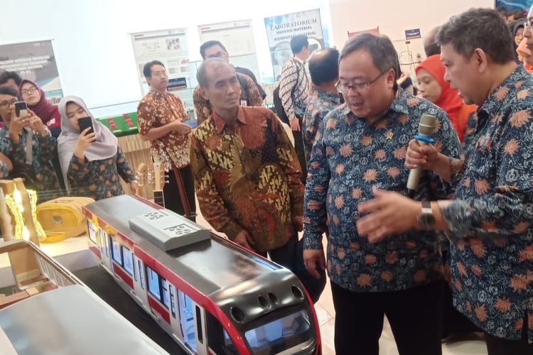Pada kunjungan kerjanya di Surabaya, Menristek Bambang Brodjonegoro berkesempatan mengunjungi pameran penelitian dan inovasi pengembangan riset Institut Teknologi Sepuluh Nopember Surabaya (10/11/2019).