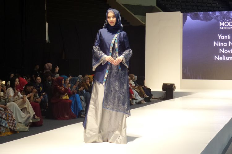 Salah satu busana dari desainer modest wear yang ditampilkan pada opening ceremony Indonesia Modest Fashion Week (2019).