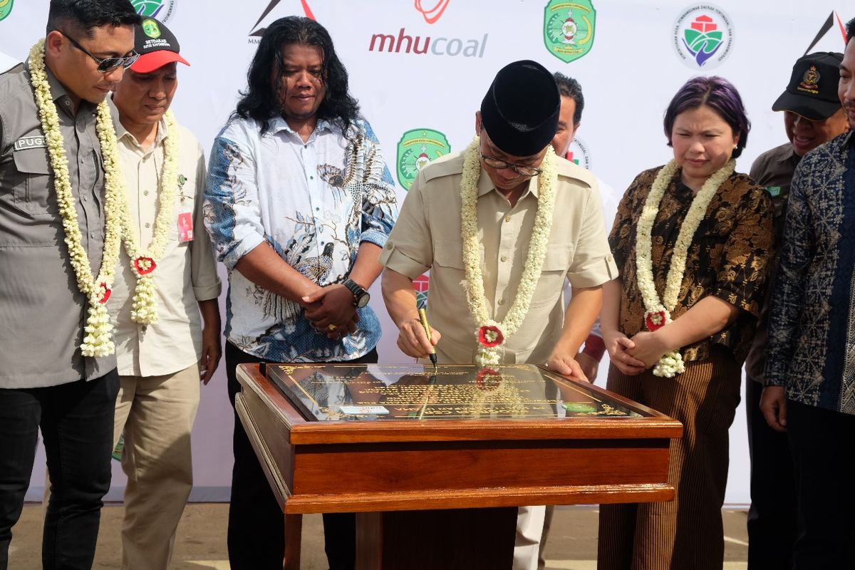 Menteri Desa dan Pembangunan Daerah Tertinggal Yandri Susanto ditemani Presiden Direktur MHU Margareta (kedua dari kanan) dan Kepala Desa Sungai Payang Arbaen (ketiga dari kiri) saat meresmikan Kantor Desa Sungai Payang di Kalimantan timur, Sabtu (7/12/2024).
 
