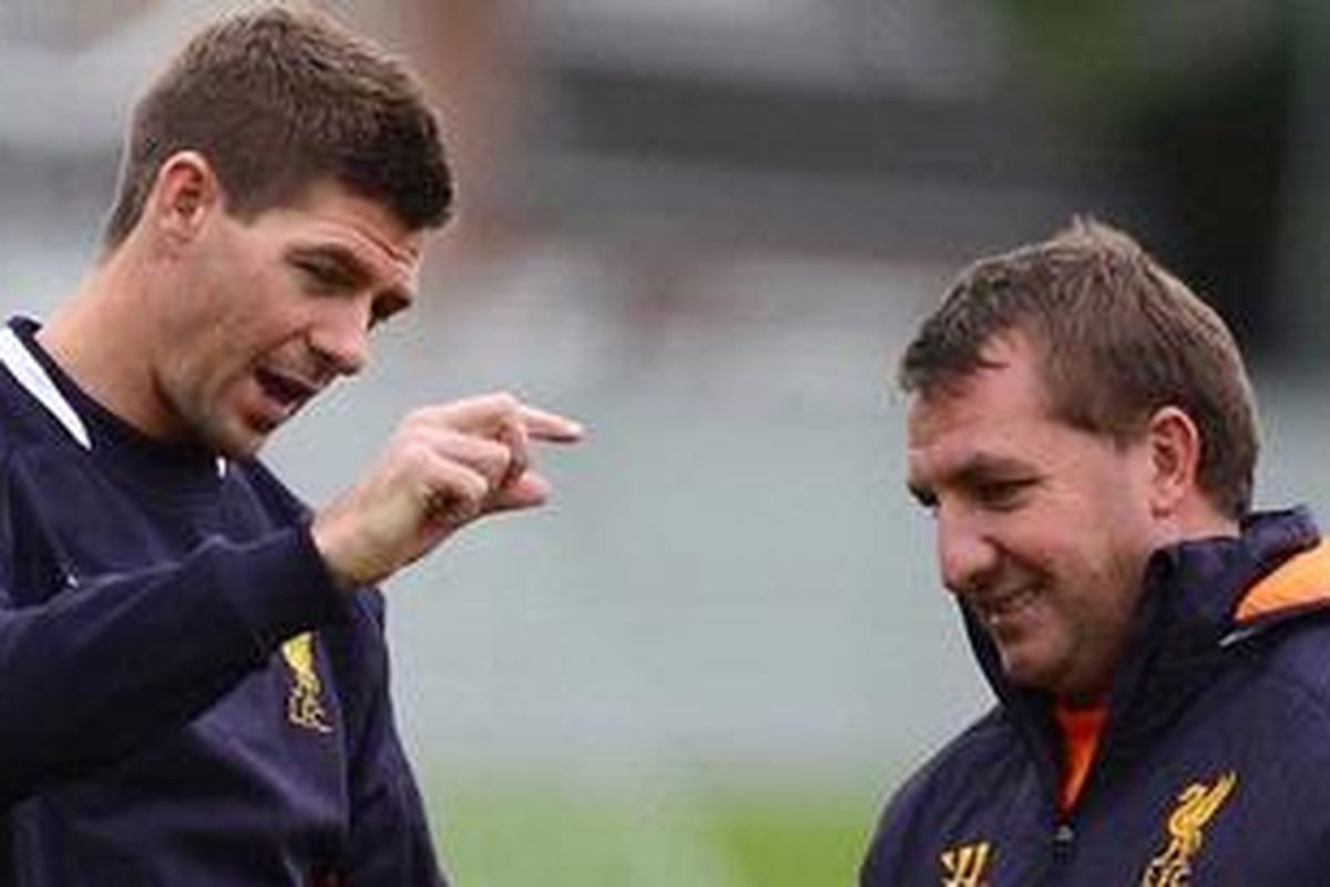 Manajer Liverpool, Brendan Rodgers (kanan), mendengar apa yang dikatakan kapten tim, Steven Gerrard, dalam sebuah sesi latihan di pusat latihan Liverpool di Melwood, Rabu (7/11/2012). 