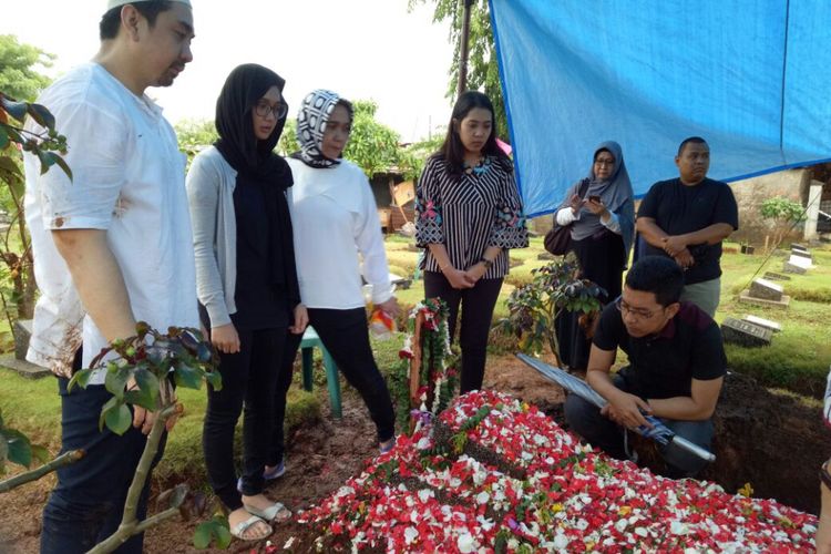 Artis sinetron Dea Annisa atau yang karib disapa Dea Imut saat ditemui di pemakaman sang kakak, Rama di TPU Pondok Kelapa 2, Jakarta Timur, Senin (15/1/2017).