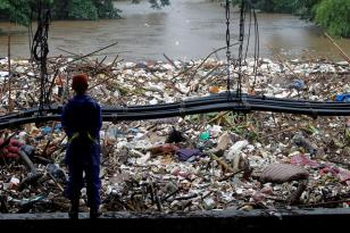 Tumpukan sampah di aliran Sungai Ciliwung di bawah Jembatan Kalibata, Jakarta Selatan, Selasa (21/1/2014). Selain faktor curah hujan dan buruknya drainase, kebiasaan masyarakat membuang sampah di sungai turut menjadi salah satu penyebab banjir. KOMPAS IMAGES/KRISTIANTO PURNOMO