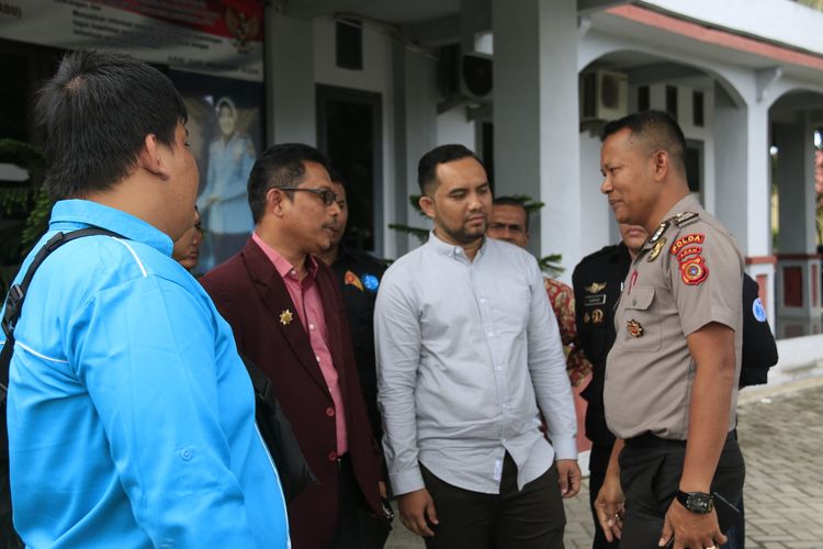 Fani Adi Reska didampingi kuasa hukum Persatuan Perawat Nasional Indonesia dan sejumlah LSM melaporkan Wakil Bupati Aceh Timur ke Polda Aceh Terkait tindak(KOMPAS.COM/TEUKU UMAR)
