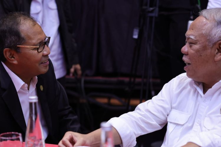 Nampak Wali Kota Makassar Danny Pomanto sedang berbincang dengan Menteri Pekerjaan Umum dan Perumahan Rakyat (PUPR) Republik Indonesia (RI), Basuki Hadimuljono saat menghadiri Asean Architect Congress (AAC) atau Kongres Arsitek ASEAN ke-4, di Makassar, Sulawesi Selatan (Sulsel), Kamis (27/7/2023).