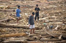 Detik-detik Tabrakan Beruntun Trailer di Jakut Berujung Sopir Bajaj Terjepit