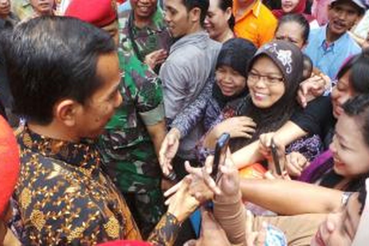 Gubernur DKI Jakarta Joko Widodo bersama warga saat meninjau acara bakti sosial di Wihara Amurva Bhumi, Jalan Dokter Satrio, Jakarta Selatan, Minggu (15/9/2013) pagi.
