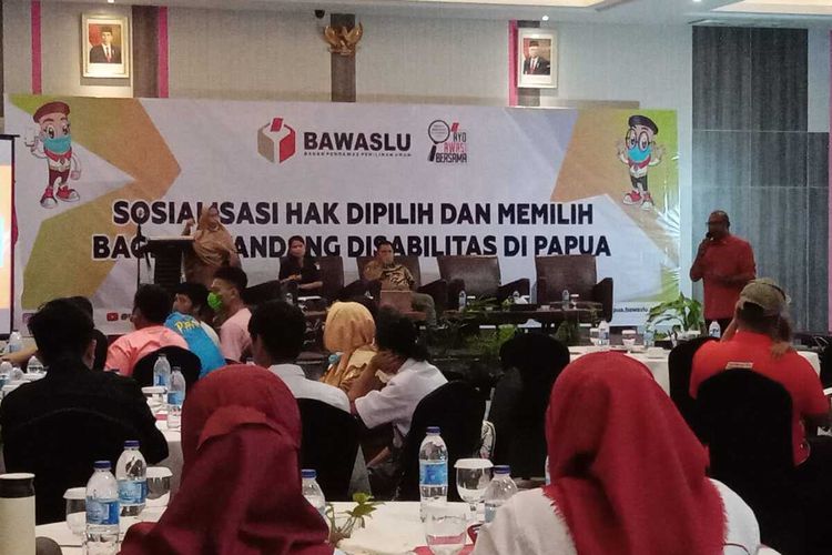 Anggota Komisi Pemilihan Umum (KPU) Provinsi Papua, Adam Arisoi, saat memberikan materi kepada para disabilitas tentang data pemilih berkelanjutan disabilitas yang telah didata disela-sela kegiatan sosialisasi hak dipilih dan memilih bagi para penyandang disabilias yang ada di Papua yang diselenggarakan oleh Bawaslu Provinsi Papua di Hotel Mercure, Kota Jayapura, Papua, Senin (25/7/2022).