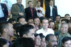 Warga Ingin Foto Bareng, Jokowi Pun Ditarik-tarik