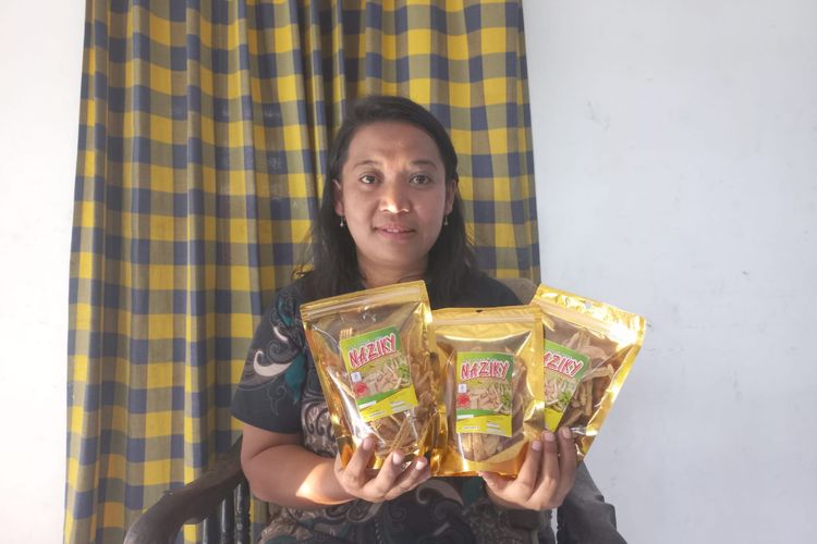Ika Wulandari menunjukkan produk keripik pelepah pisang