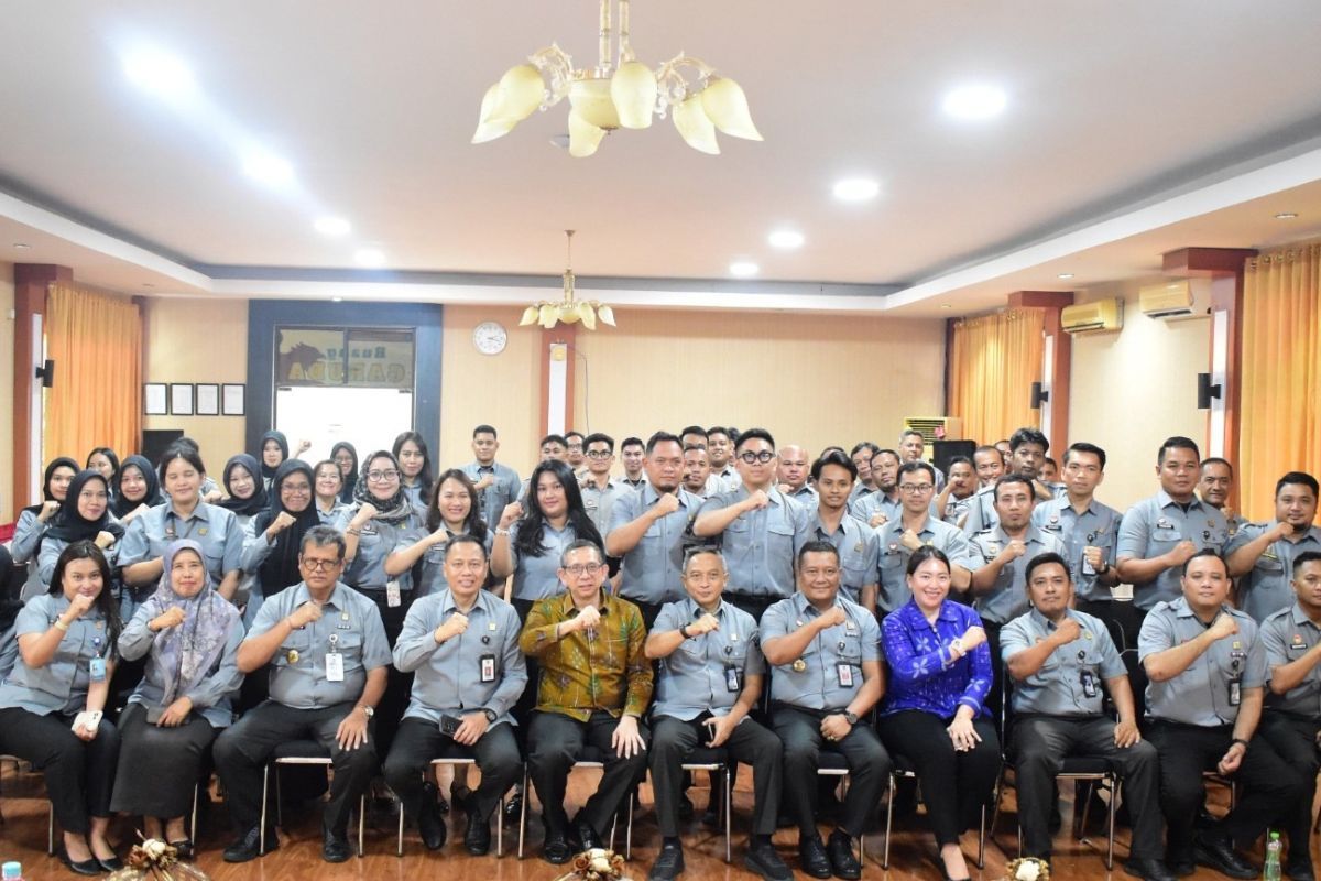 Direktur Jenderal Kekayaan Intelektual Hermansyah Siregar berfoto bersama pegawai dan pejabat struktural Kanwil Kemenkum Sulawesi Tengah usai pemberian arahan program KI 2027.