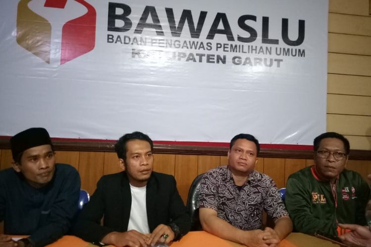 Empat komumisioner Bawaslu Garut saat memberikan keterangan Pers di kantor Bawaslu Gsrut, Jumat (5/4/2019) malam
