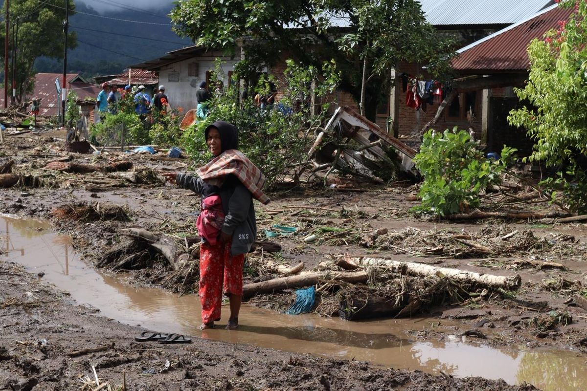 Arsip foto bencana banjir bandang yang melanda Malalak, Agam pada akhir November 2025. BRIN mengingatkan bahwa banjir bandang berulang menjadi tanda bahaya dari keruntuhan ekosistem hutan (ecosystem collapse). Apa itu?