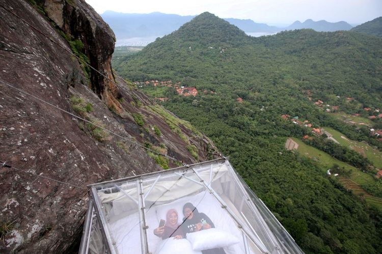 Hotel gantung Padjajaran Anyar terletak di tebing Gunung Parang, Purwakarta, Jawa Barat setinggi 500 meter, Minggu (19/11/2017). Hotel gantung ini diklaim sebagai hotel gantung tertinggi di dunia mengalahkan ketinggian hotel gantung di Peru.  