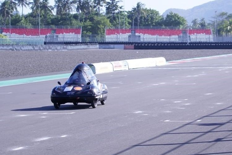 Mobil hemat energi Tim Sapuangin ITS yang ikut pada ajang Shell Eco Marathon (SEM) 2023 di Sirkuit Mandalika.