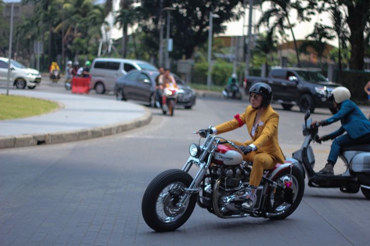 Presenter Ananda Omesh mengendarai motor besarnya dalam sebuah acara amal komunitas motor di kawasan Epicentrum, Kuningan, Jakarta Selatan, 30 September 2018.