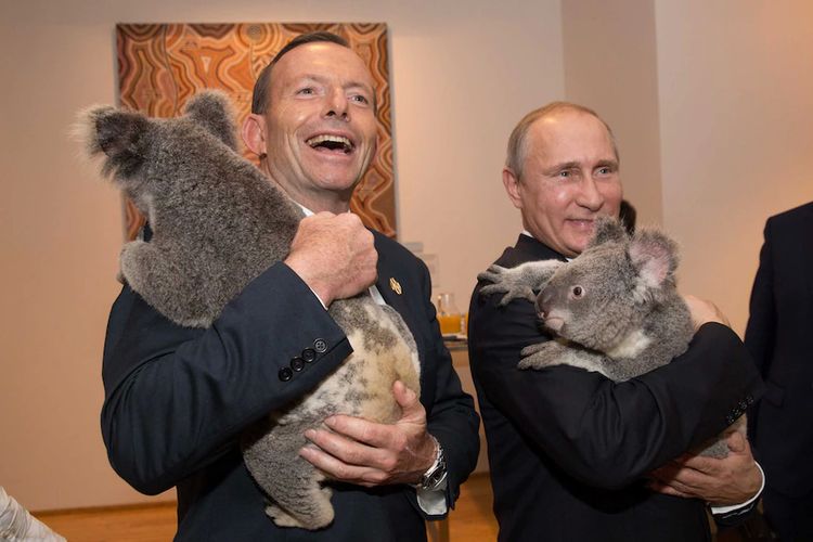 Meskipun awalnya mengancam untuk menghadapi Putin, Tony Abbott menyambut pemimpin Rusia itu dengan hangat di G20 di Brisbane pada tahun 2014.