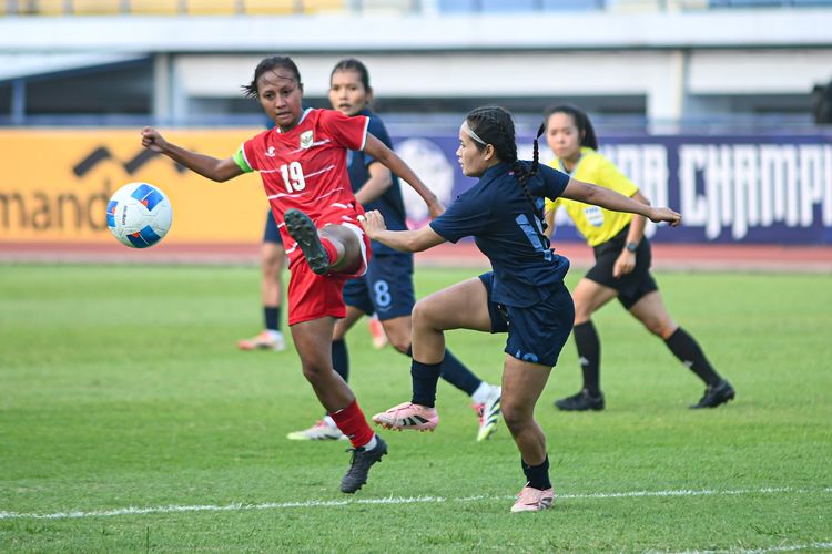Momen pesepakbola putri Viny Silfianus menjangkau bola dalam due menghadapi Soem Maysam pada laga FIFA Women?s Match Day antara Indonesia vs Kamboja, Selasa (9/6/2026) di Stadion Arcamanik, Bandung. 