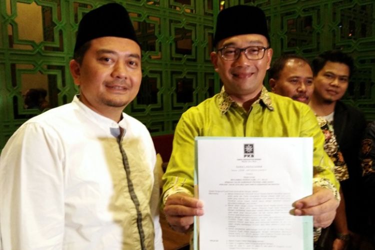 Wali Kota Bandung Ridwan Kamil bersama Ketua DPW PKB Jawa Barat Syaiful Huda saat menunjukan surat keputusan dukungan untuk Ridwan Kamil di Pilkada Jabar, Senin (11/9/2017) malam. 