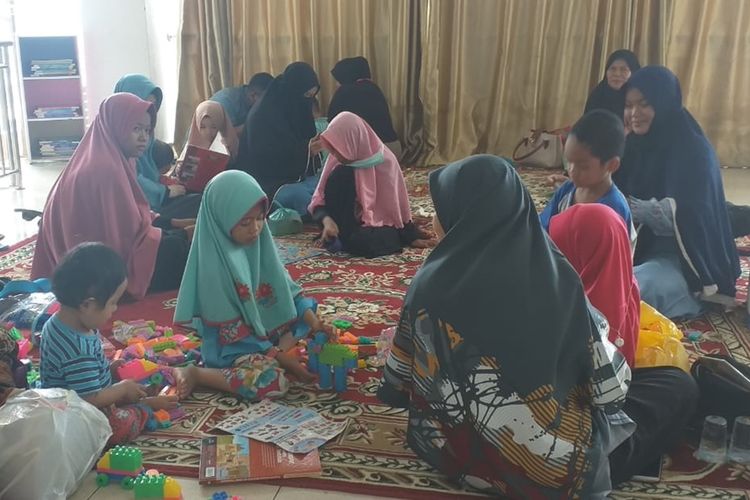 Sejumlah warga yang mengungsi di posko pengungsian di Kantor PKS Riau di Jalan Soekarno Hatta, Kecamatan Marpoyan Damai, Pekanbaru, Riau, Jumat (13/9/2019).