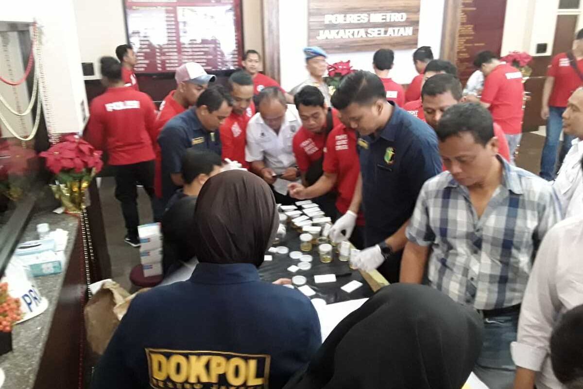 Polres Metro Jakarta Selatan gelar tes urine untuk anggota polisi dan PNS, Kamis (2/1/2020)