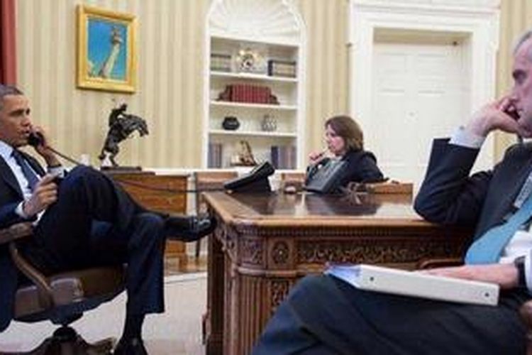 Presiden Amerika Serikat, Barack Obama, langsung menelepon Direktur FBI Robert Mueller, begitu mendengar kabar serangan di Boston, Senin (15/4/2013) petang. AFP PHOTO/White House/Pete Souza/HO