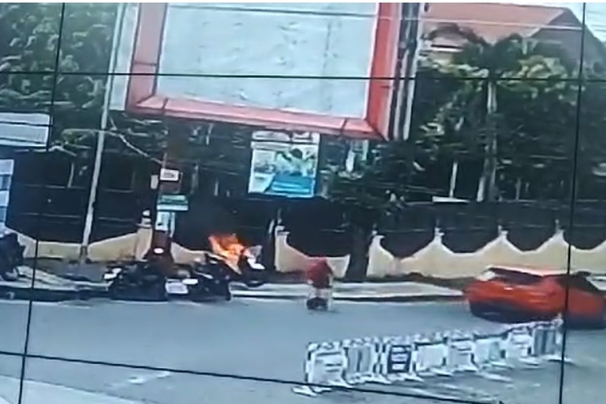 Potongan gambar ODGJ di Labuhanbatu bakar sepeda motor polisi, Kamis (6/3/2025)