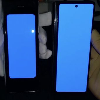 Cover display pada Galaxy Fold (kiri) dan Galaxy Z Fold 2 (kanan) disandingkan dalam satu gambar