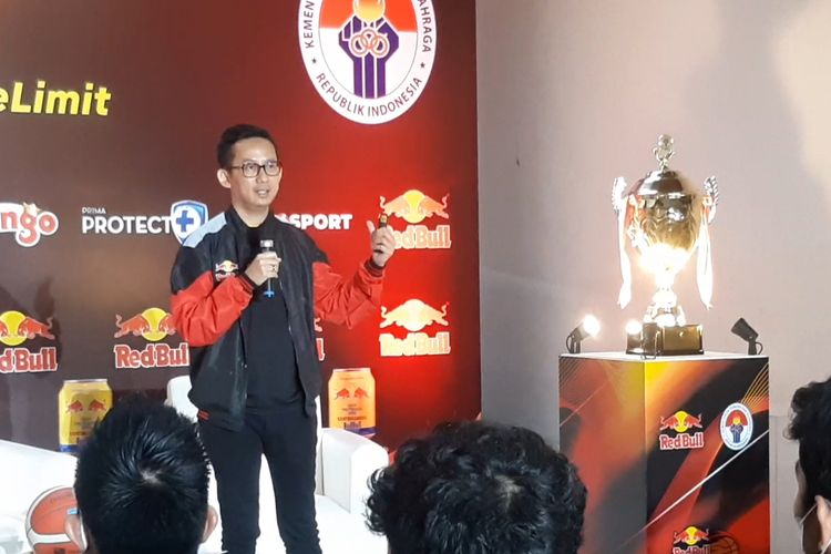 Chief Marketing Officer PT Asia Health Energi Beverages, Ricky Suhendar, memperlihatkan Piala Kemenpora yang akan diperebutkan pada Grand Final Red Bull Basketball Championships 2022 di GOR Bulungan Jakarta, 10-11 September mendatang.
