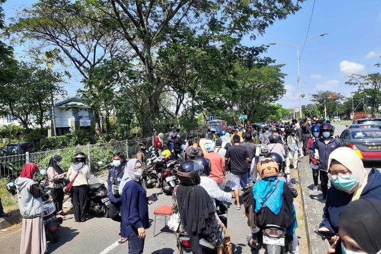 Ratusan pengendara dilakukan tes swab antigen secara massal saat melintas di pos penyekatan Jembatan Suramadu sisi Surabaya, Minggu (6/6/2021).