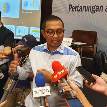 Peneliti CSIS Arya Fernandez saat merilis hasil survei di Jakarta, Kamis (28/3/2019).