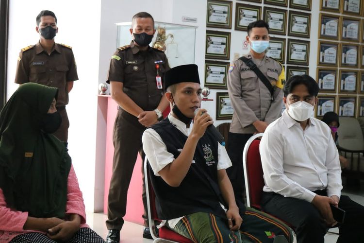 Kejaksaan Negeri Situbondo mendamaikan dan menyelesaikan perkara pencurian yang dilakukan tersangka  Samsul Bahri alias Baba bin Suroto yang mencuri sapi dari ibunya, Miswana, secara restoratif justice. Foto: Pusat Penerangan Hukum Kejagung RI