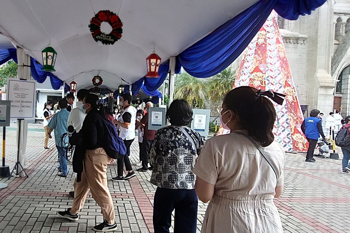 Suasana misa natal di area Gereja Katedral, Sabtu (25/12/2021).