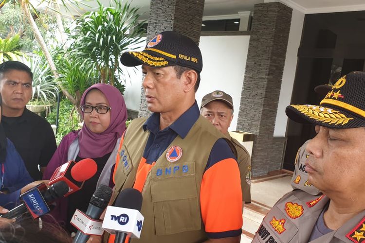 Kepala BNPB Doni Monardo menyampaikan keterangan terkait peninjauan banjir dan longsor Kabupaten Bogor,  di Landasan Udara Halim Perdana Kusuma, Jakarta Timur, Sabtu (18/1/2020)