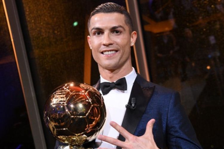 Megabintang Real Madrid asal Portugal, Cristiano Ronaldo, berpose dengan memegang trofi Ballon d'Or 2017 di Paris, Prancis, pada 7 Desember 2017.