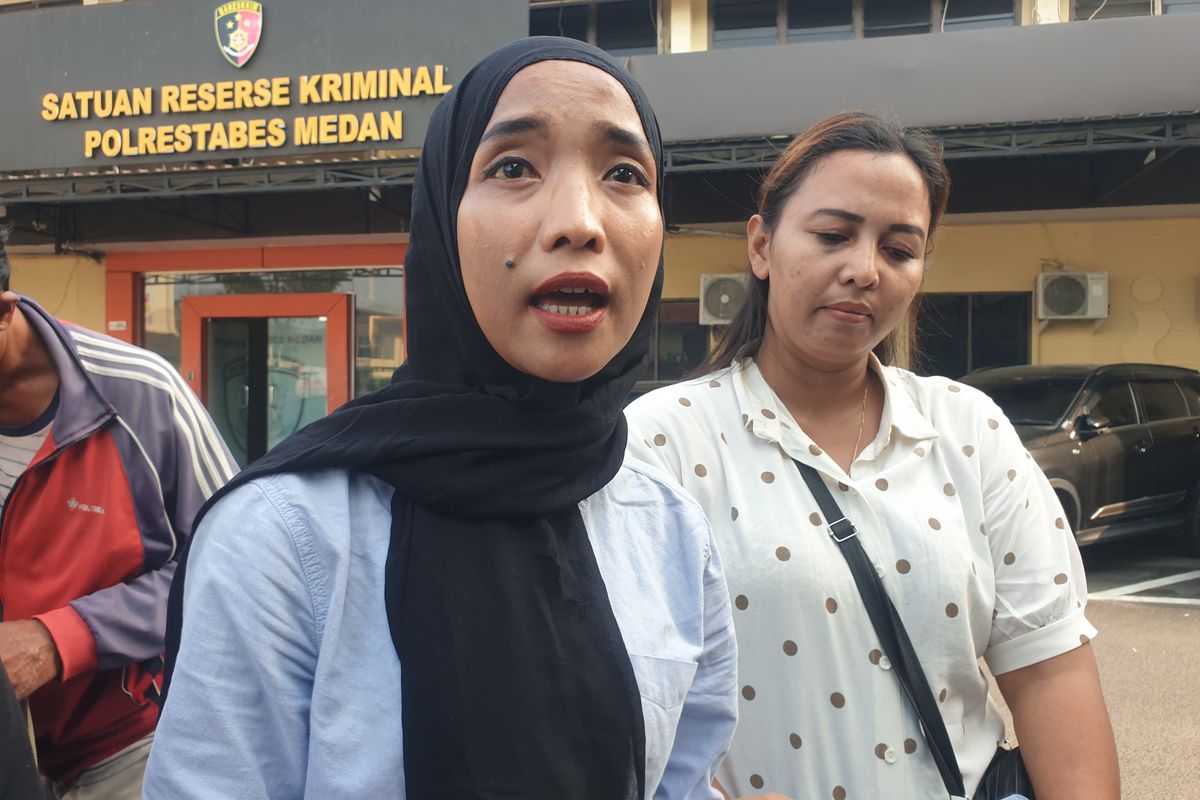 Kamelia saat diwawancarai di Polrestabes Medan pada Selasa (11/2/2025). Kamelia adalah ibu dari anak SD yang dihukum guru duduk di lantai, inisial MA. 
