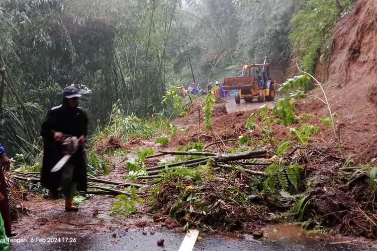 BPBD Kabupaten Wonosobo dan relawan berupaya membuka akses Jalan Kejajar-Garung yang tertutup akibat longsor. Namun, belum selesai pembersihan, lokasi tersebut kembali tertimbun longsor susulan. 
