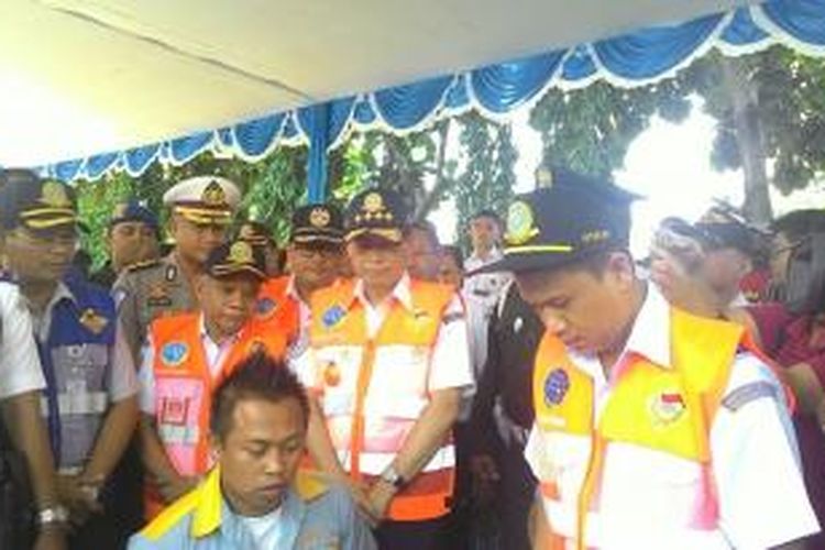Menteri Perhubungan Ignasius Jonan melakukan inspeksi di Terminal Kampung Rambutan, Jakarta, Senin (23/3/2015)