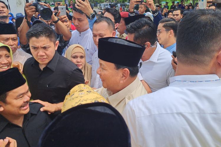Capres nomor urut 2 Prabowo Subianto berziarah ke Makam Sultan Maulana Hasanudin di Masjid Agung Banten, Minggu (3/12/2023). 
