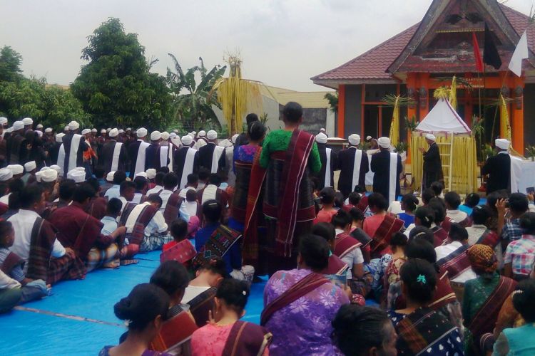 Ruas Parmalim, penganut agama leluhur Batak mengadakan ritual Sipaha Lima di Medan, Sabtu (8/7/2017)