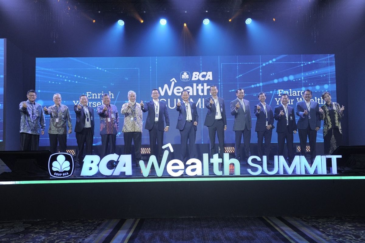 Presiden Direktur BCA Jahja Setiaatmadja (tengah) saat acara BCA Wealth Summit 2022 yang diselenggarakan secara hybrid selama 8 September sampai 7 Oktober 2022.